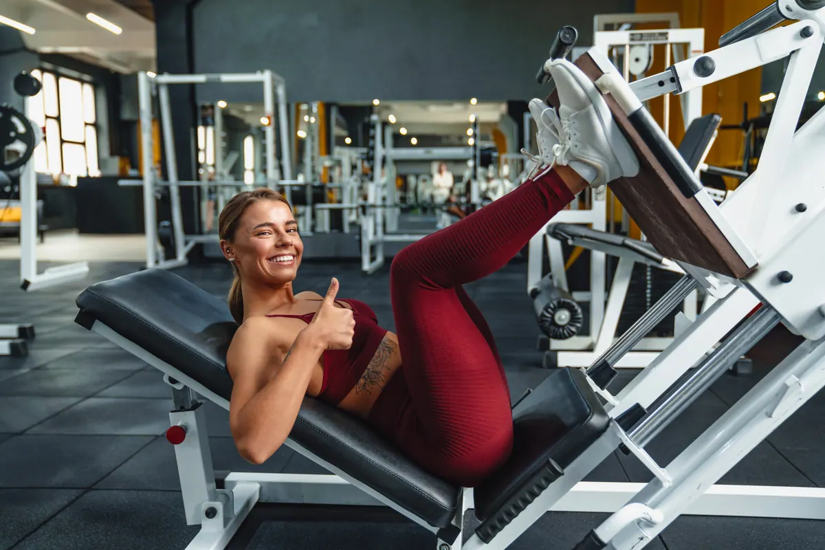 Mulher treinando no leg press