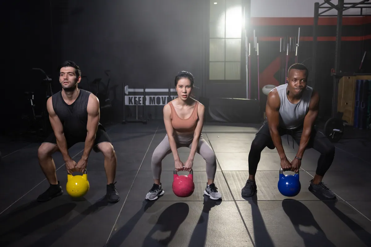 Turma treinando com kettlebell
