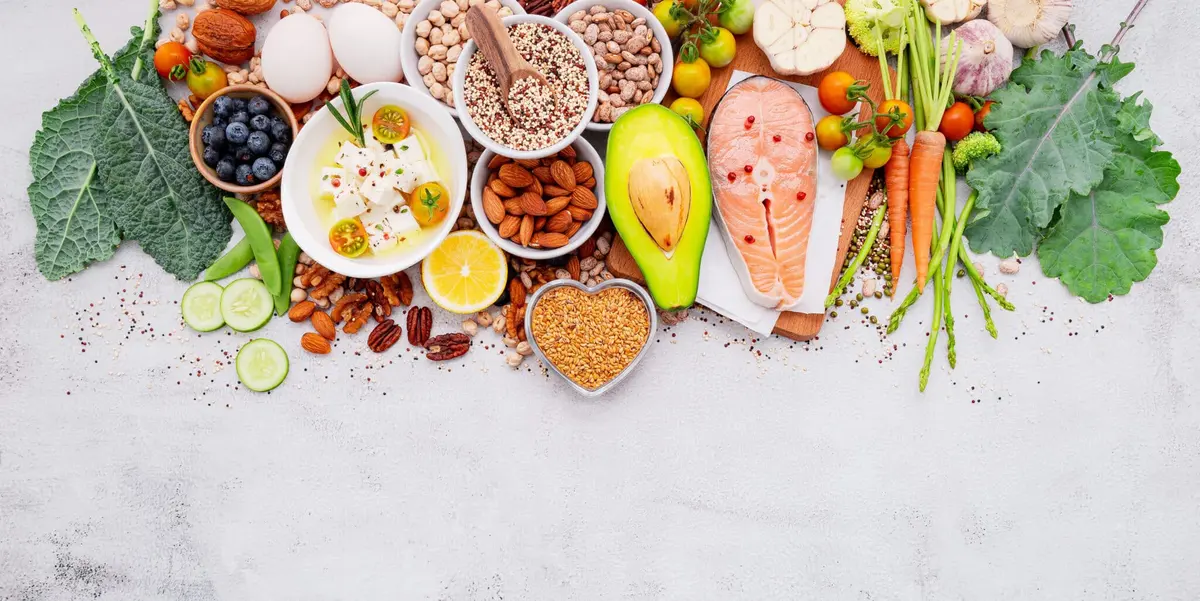 alimentos saudáveis: salmão, abacate, castanhas e verduras