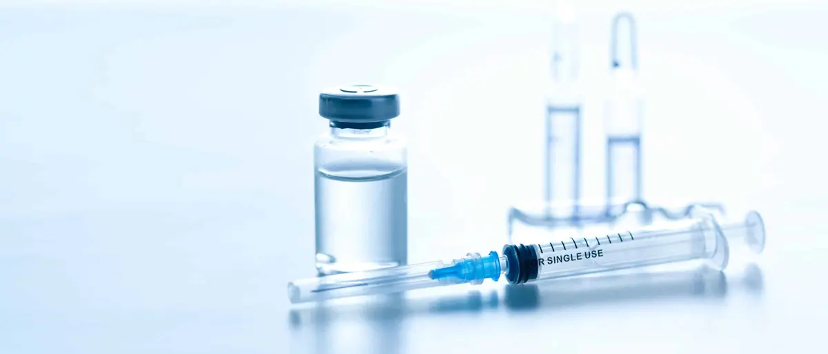 frasco e seringa de medicamento injetável