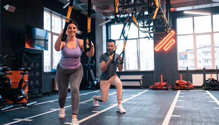 mulher treinando TRX