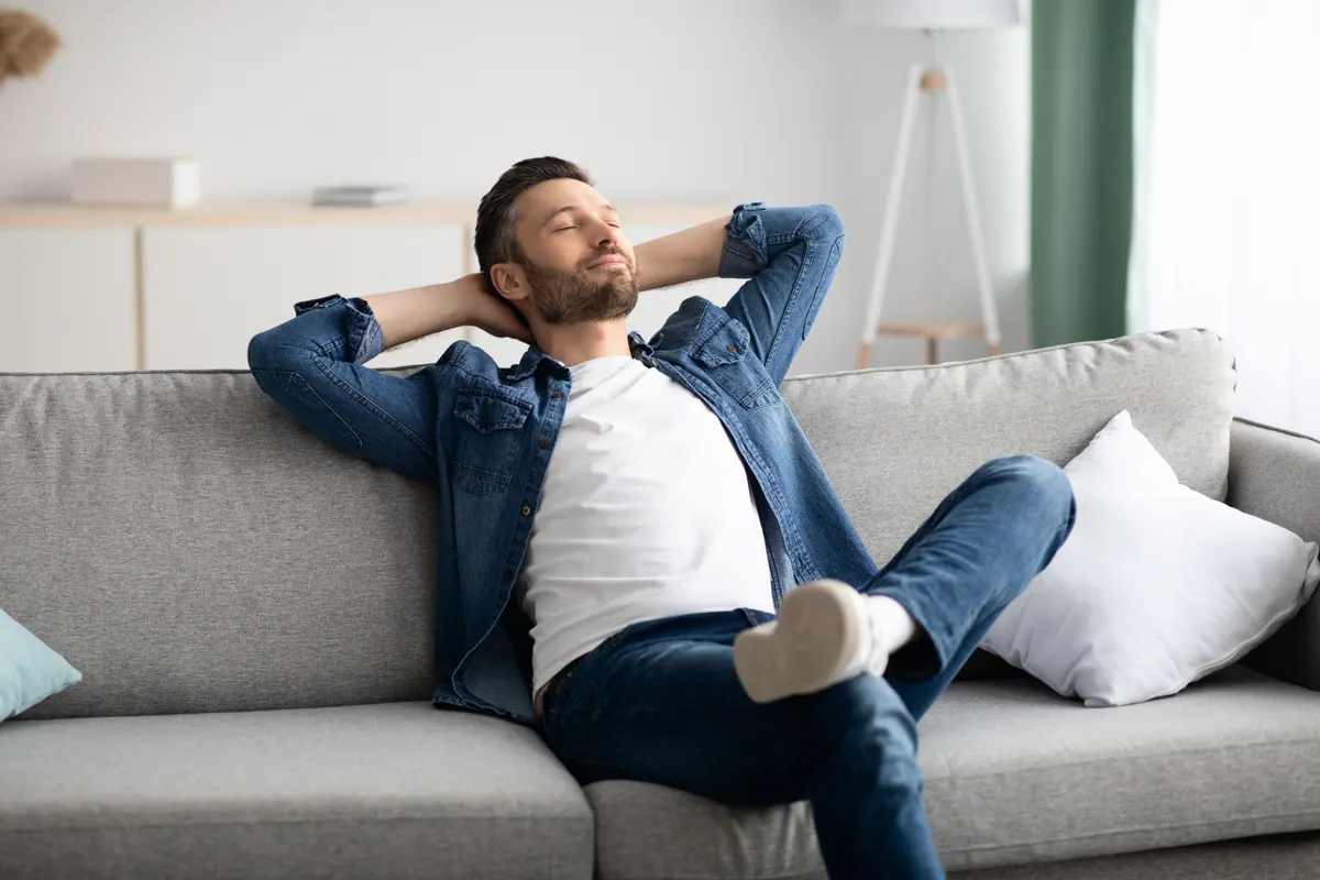 Homem relaxando no sofá