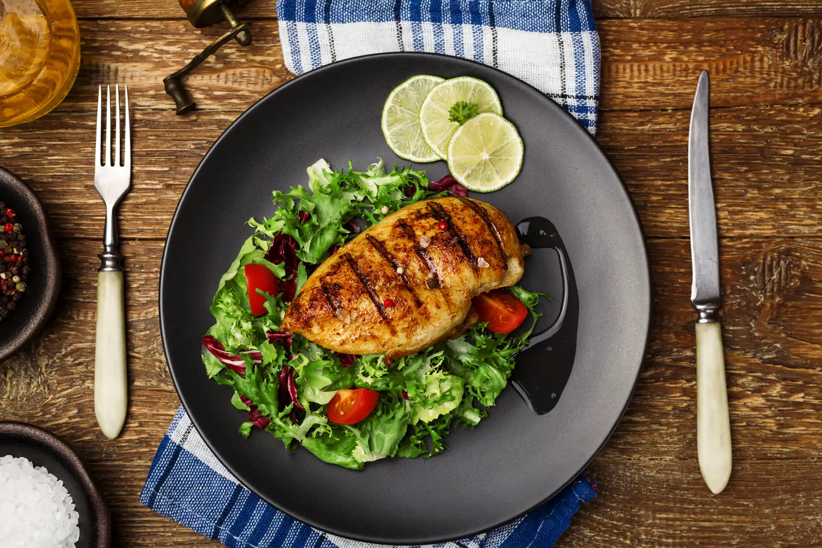prato com peito de frango grelhado e salada verde