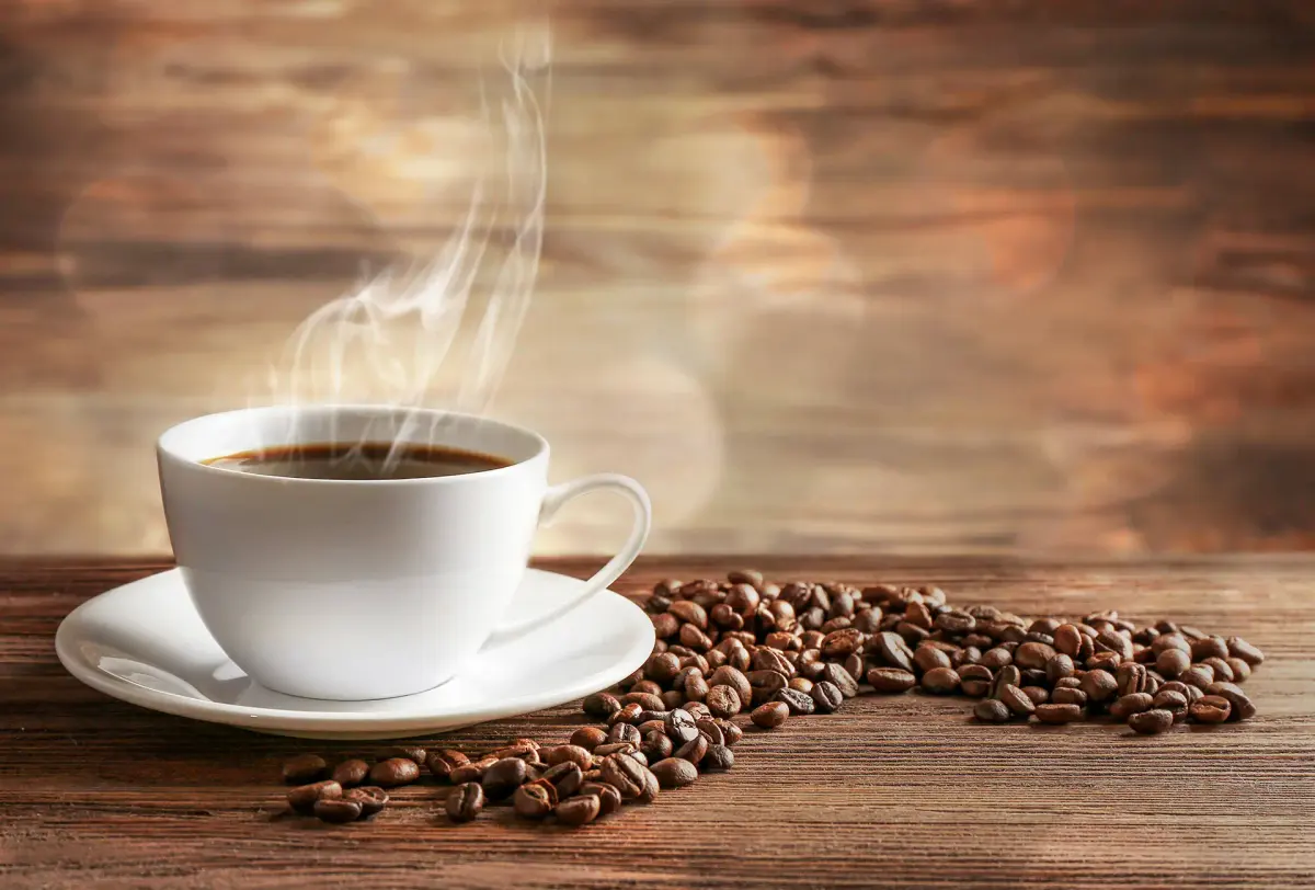 grãos de café e xícara