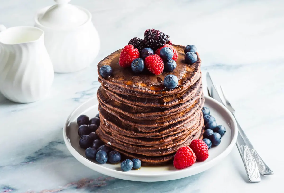 panquecas com frutas vermelhas