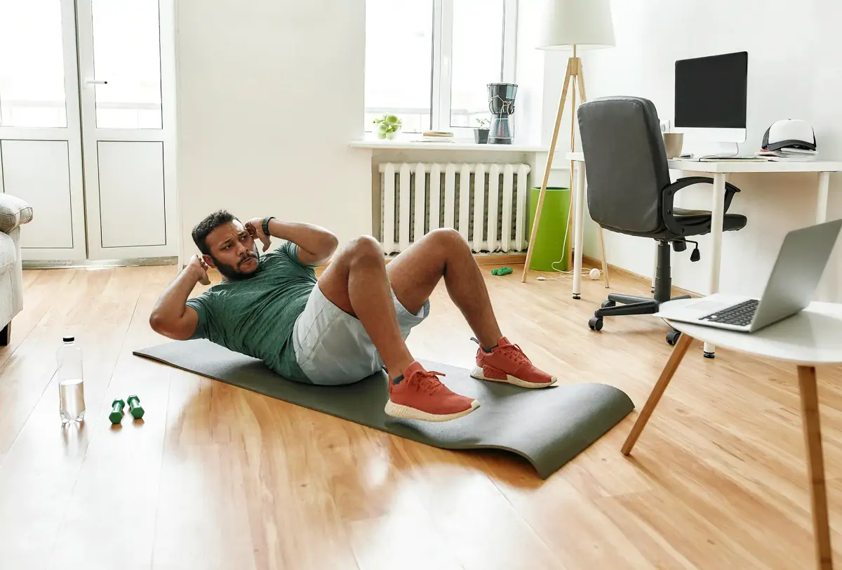 homem fazendo treinos da internet abdominal