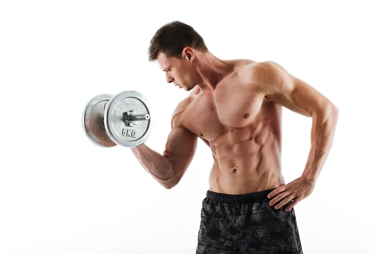 homem treinando para superar o efeito plato na musculação
