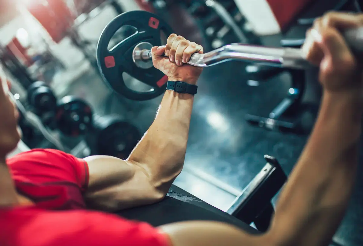 homem treinando biceps treino de força na academia