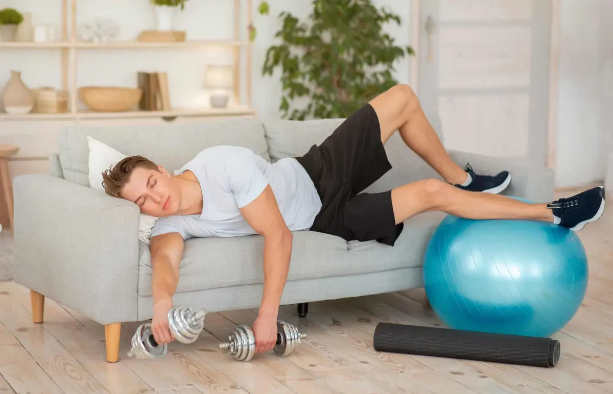 homem exausto depois do treino