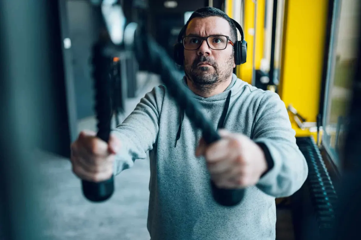tríceps pulley homem treinando musculação buscando como emagrecer após os 40