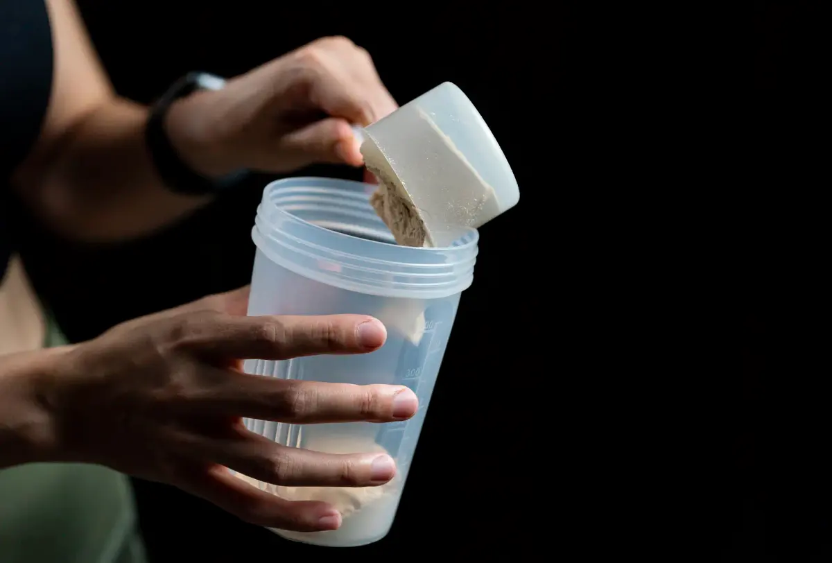 potes de proteína em pó de diferentes tipos