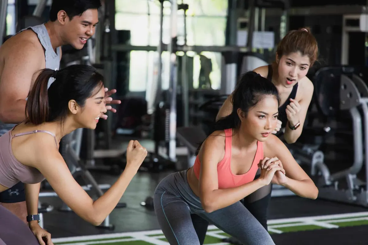personal trainer incentivando alunas no treino