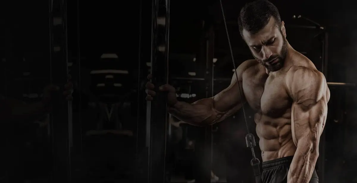homem treinando triceps