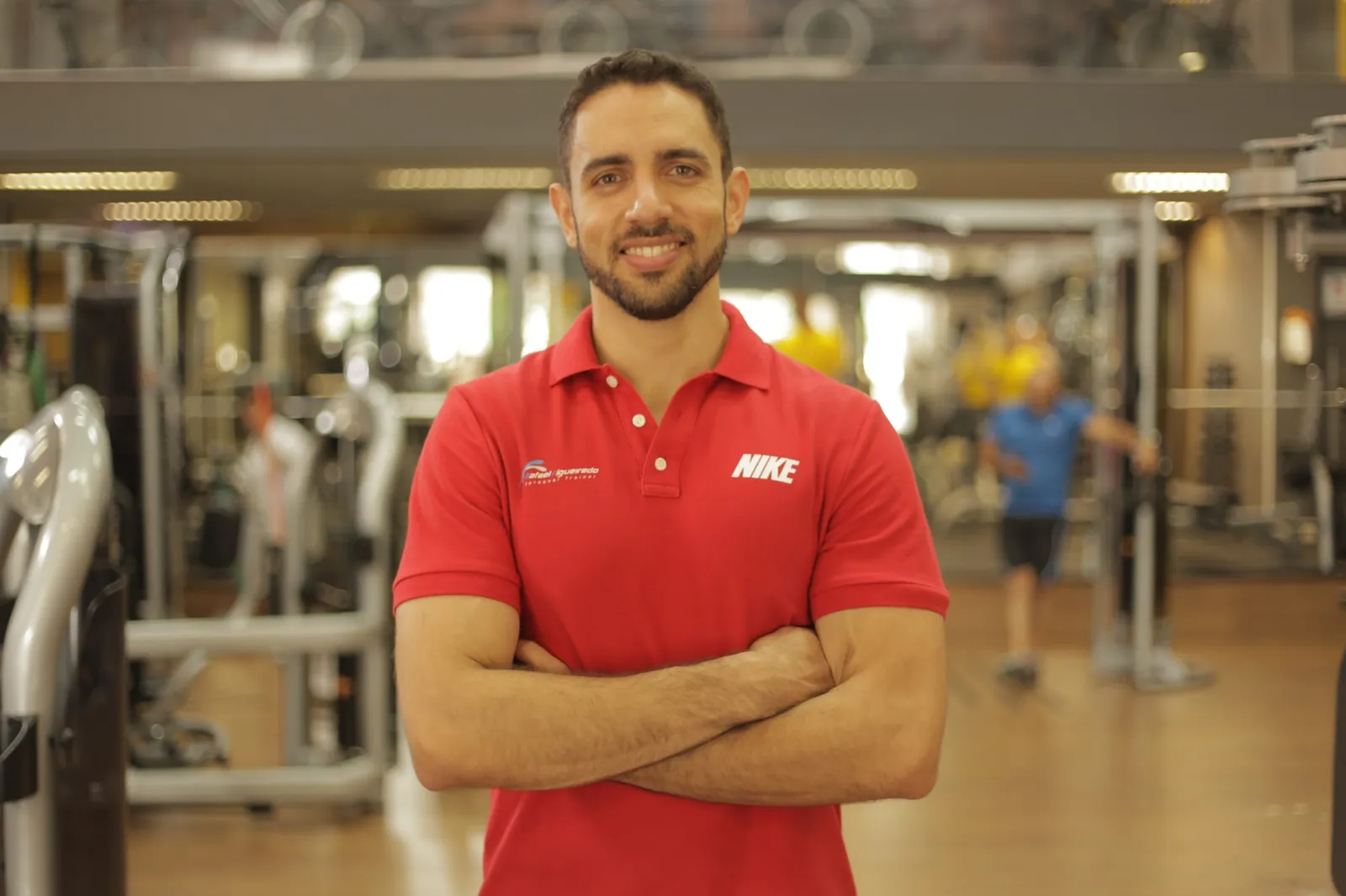 Rafael Figueiredo, personal trainer, de braços cruzados na academia