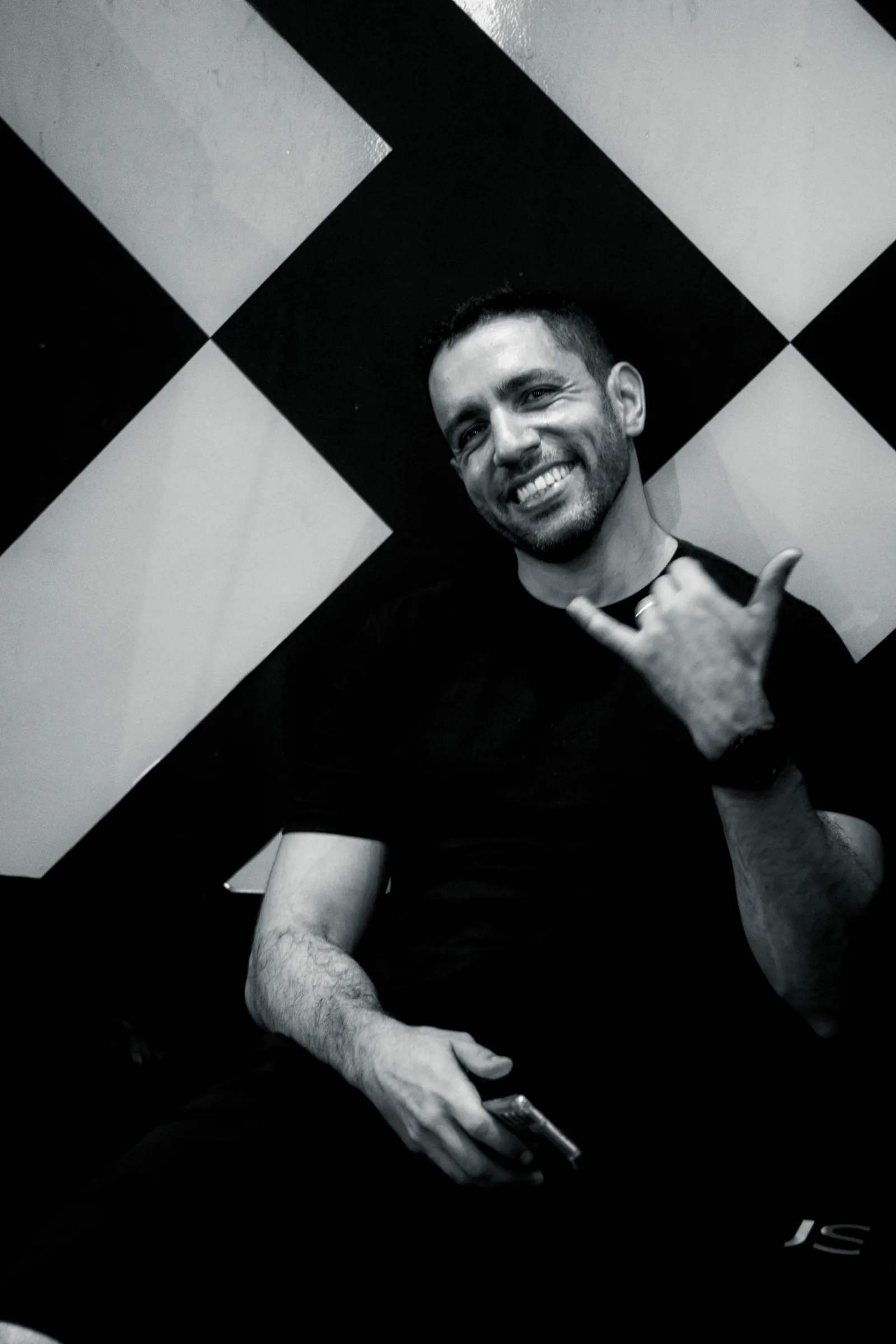 Rafael Figueiredo, personal trainer em Alphaville, sorrindo na academia