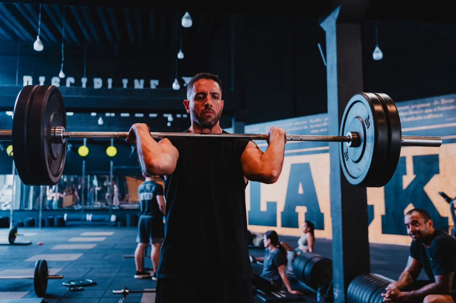 Rafael Figueiredo, personal trainer, levantando barra no treino de CrossFit