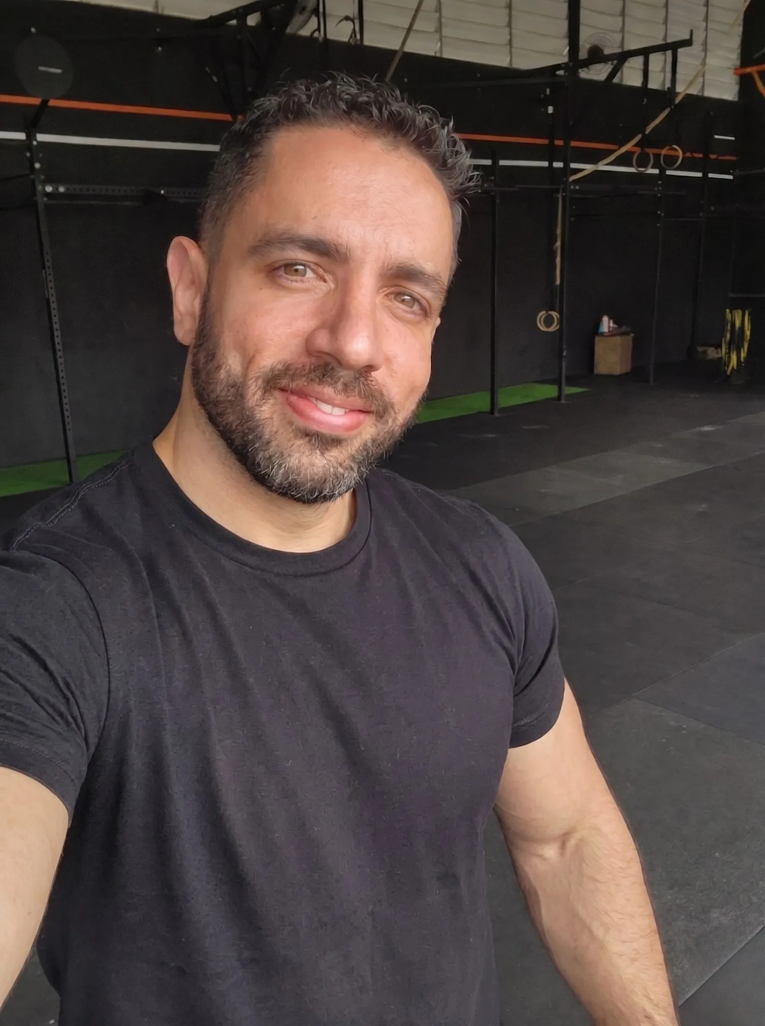 Rafael Figueiredo, personal trainer, sorrindo num box de treino
