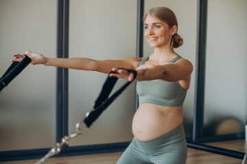 mulher treinando musuclação na gravidez