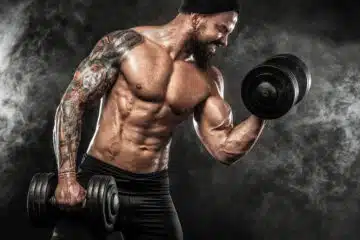 homem musculoso treinando como ganhar musculos