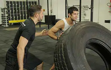 treino funcional com pneu personal trainer e aluno