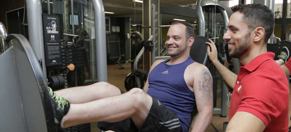 leg press personal trainer com aluno