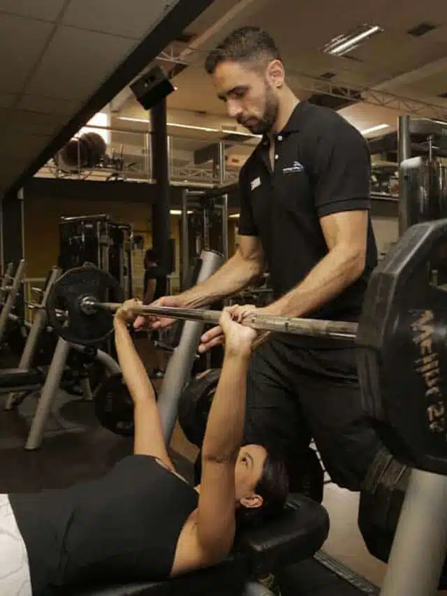Personal trainer e Aluna no Supino