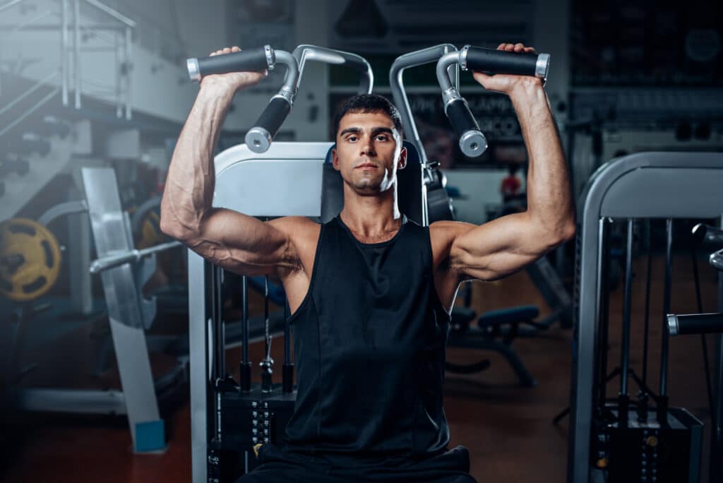 homem treinando musculação desenvolvimento ombros
