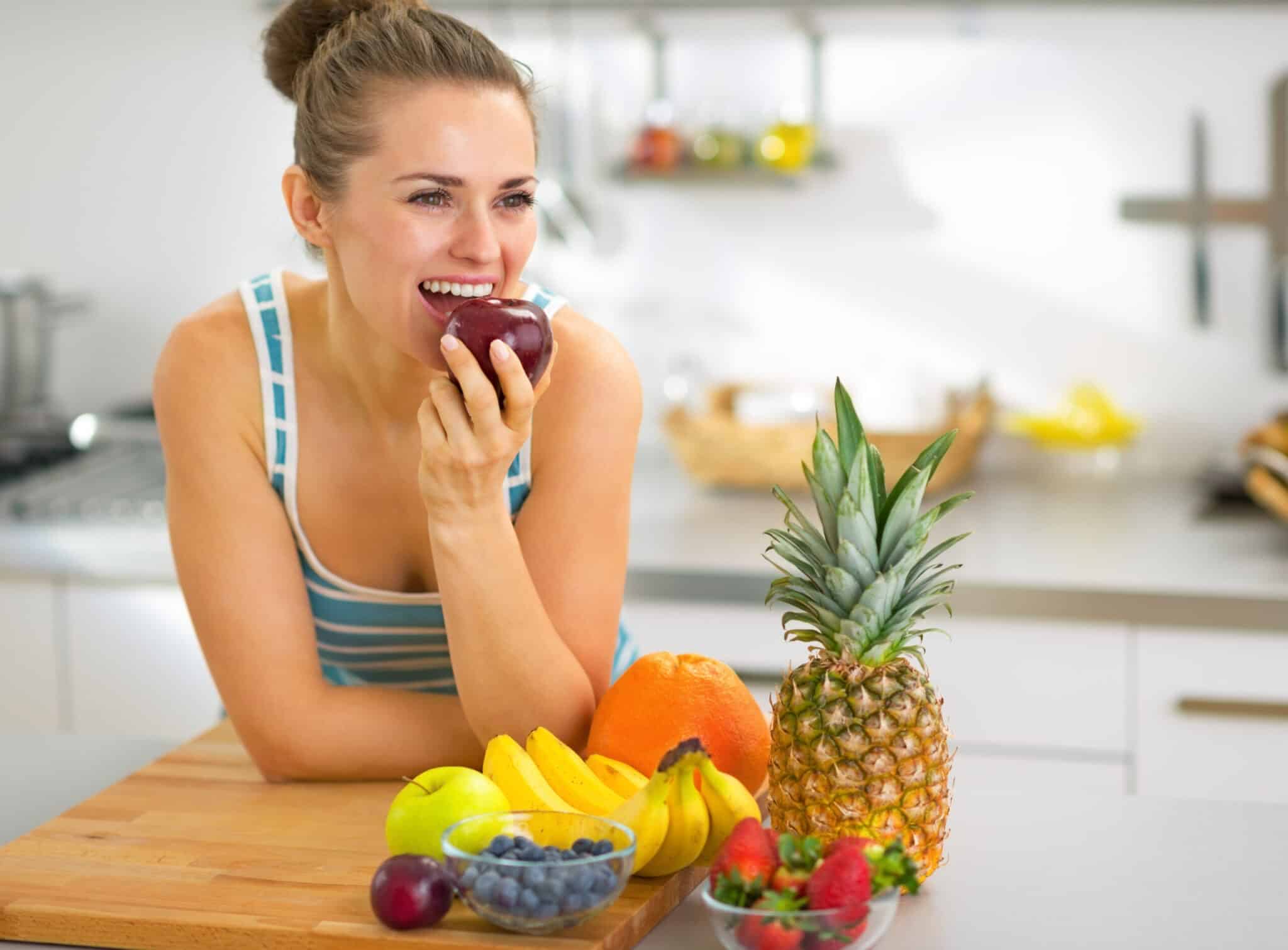mulher comendo frutas adquirindo novo hábito