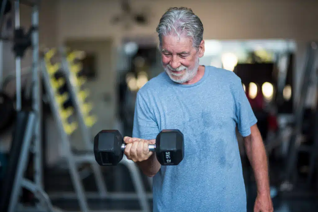 atividades físicas no envelhecimento idoso treinando musculação