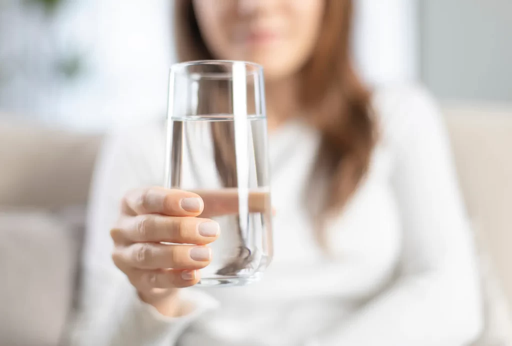 beber agua mulher com copo