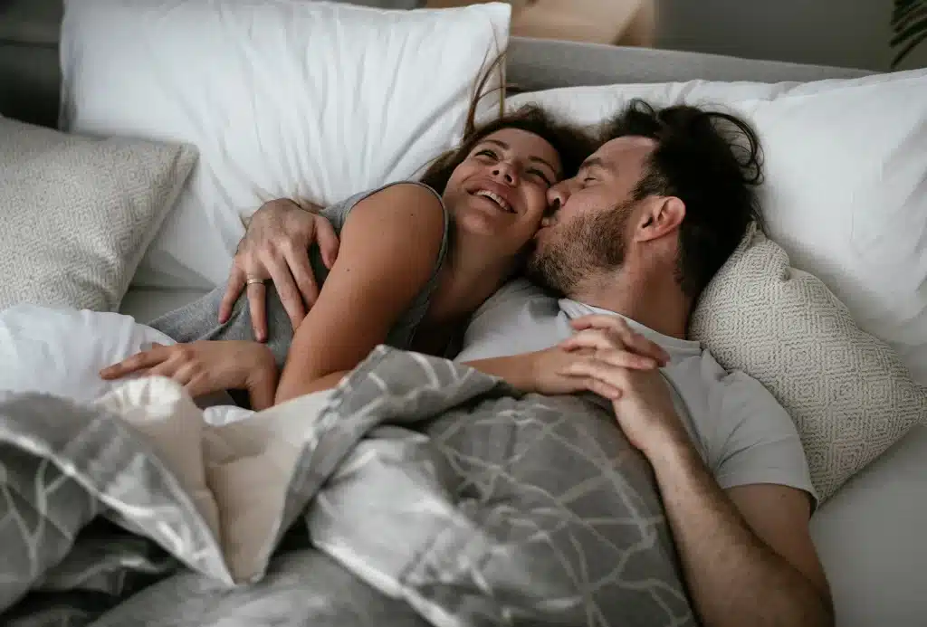 benefícios dos exercícios na vida sexual casal deitado na cama