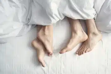 beneficios dos exercícios na vida sexual casal na cama pés