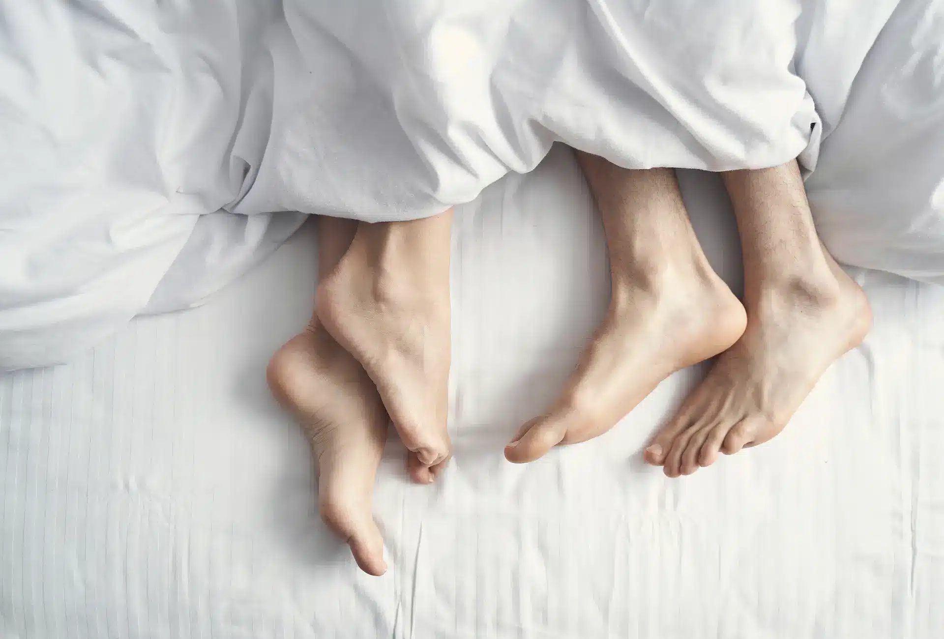 beneficios dos exercícios na vida sexual casal na cama pés