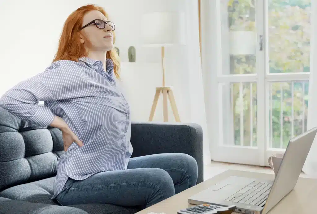 postura mulher sentada dor lombar