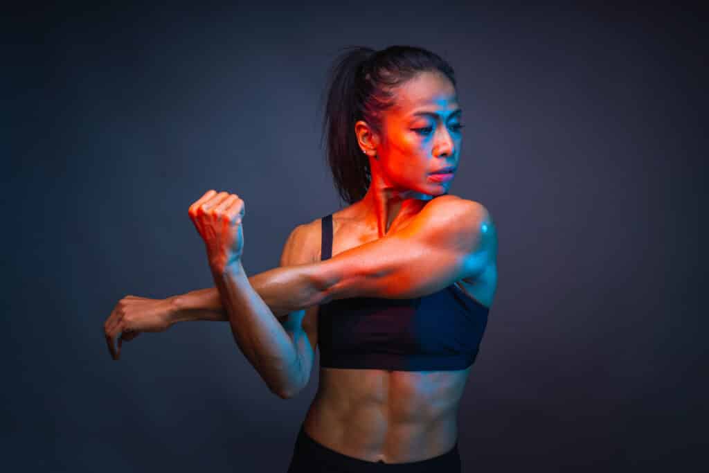 mulher definida atletica definir os braços