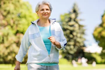 mulher fazendo caminhada benefícios de caminhadas diárias