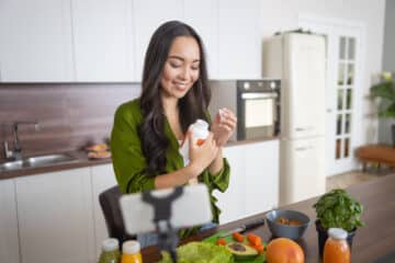 mulher tomando suplementos para emagrecer vitaminas