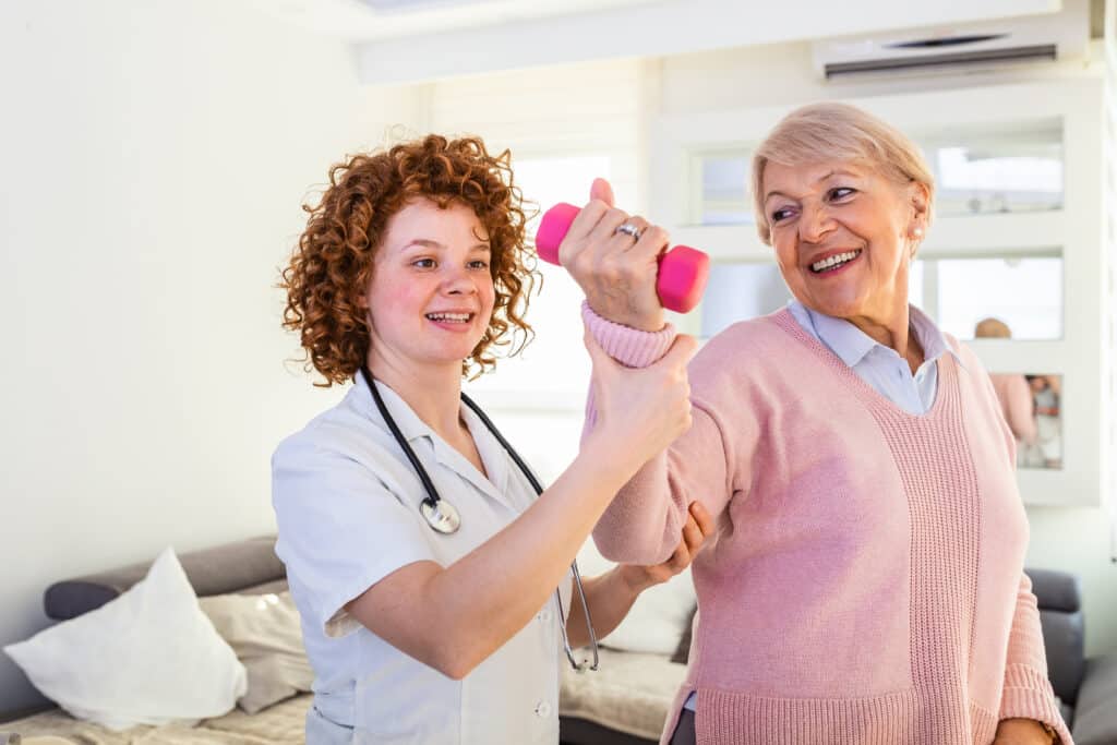 treino força reabilitação avc senhora e fisioterapia