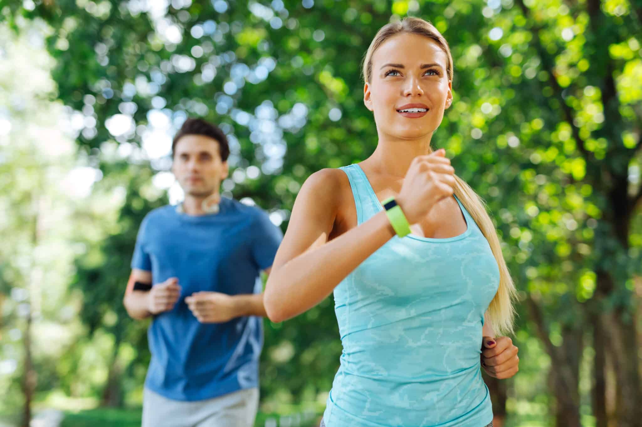 metabolismo exercícios emagrecer mulher e homem correndo