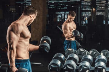 homem treinando musculação buscando simetria corporal com exercício unilateral