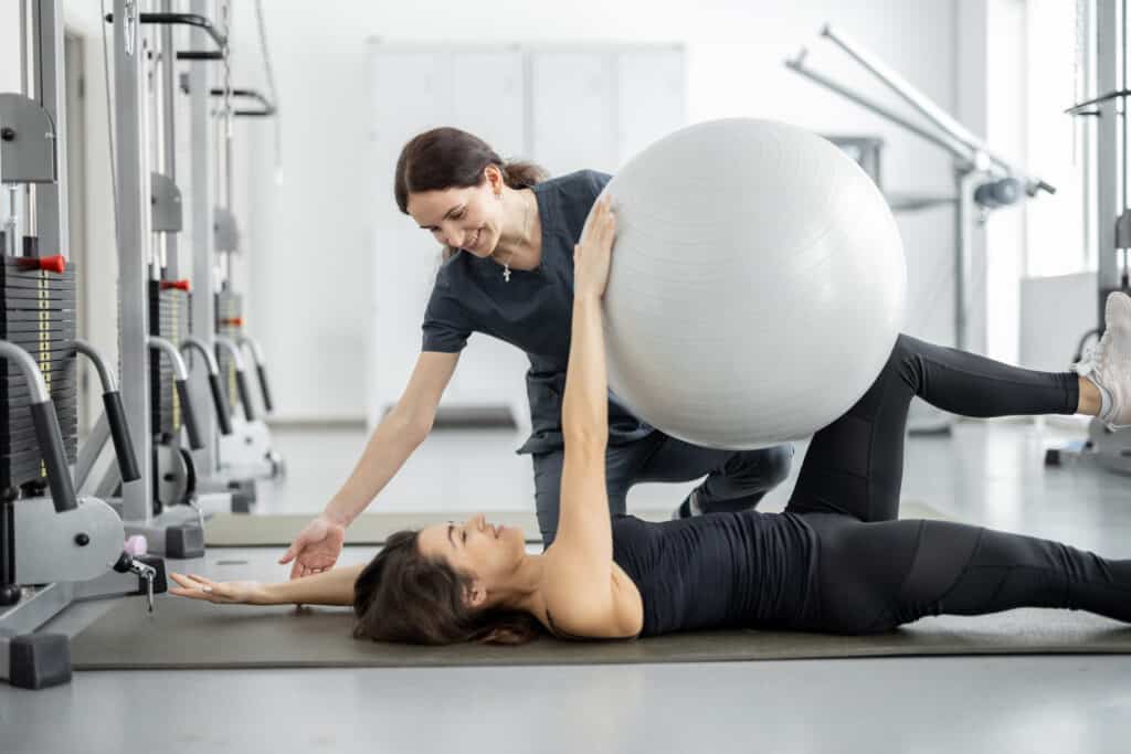 treino força reabilitação avc bola suiça mulher