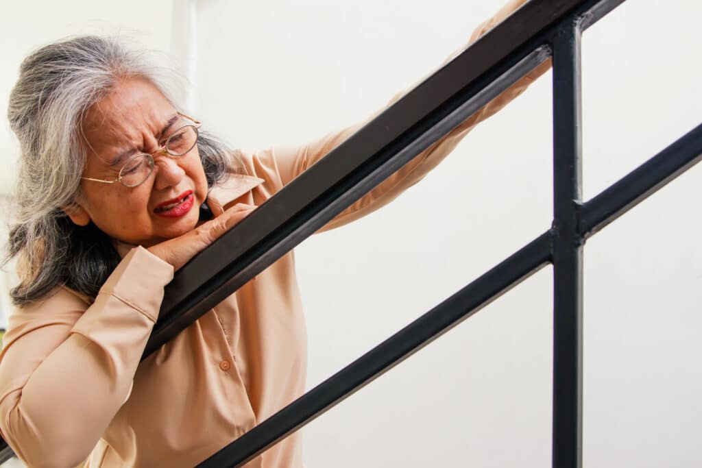 mulher cansada subindo escada cansaço exagerado