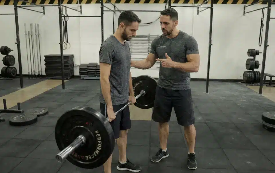 personal trainer com aluno gemeo carga errada