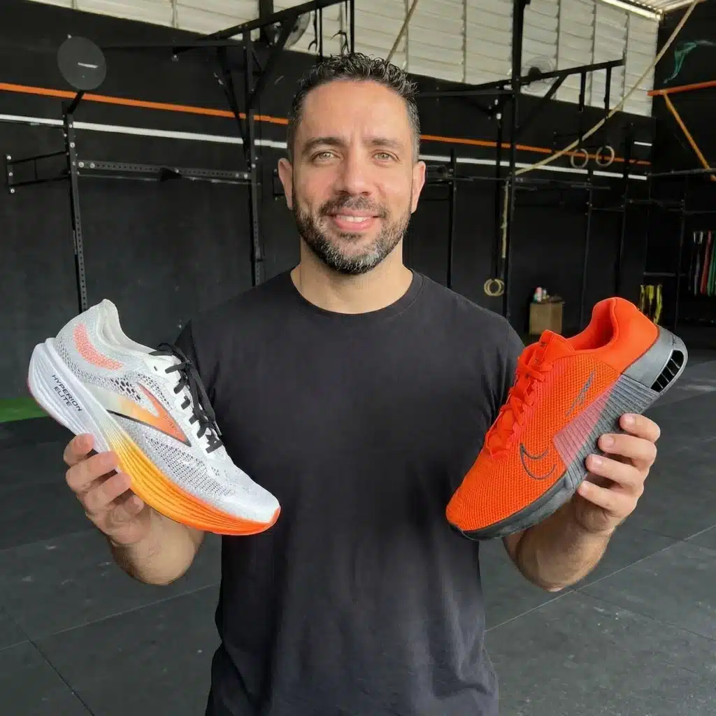 rafael figueiredo personal trainer explicando como escolher o melhor tênis para academia com 2 tênis na mão