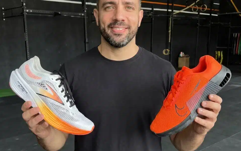 rafael figueiredo personal trainer explicando como escolher o melhor tênis para academia com 2 tênis na mão